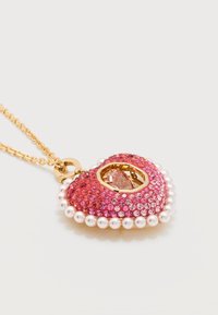 Χρυσό κολιέ αλυσίδα με μενταγιόν σε σχήμα καρδιάς διακοσμημένο με ροζ κρυστάλλους, μαργαριτάρια και ένα κεντρικό πολύεδρο πολύτιμο λίθο.