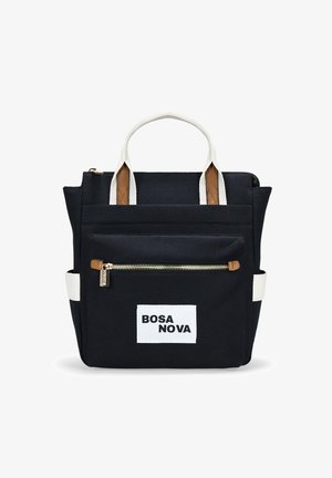 Bolsa de lona negra con asas de tela blanca y acentos marrones. Cuenta con un bolsillo frontal con cremallera y una etiqueta con el logo "BOSA NOVA".
