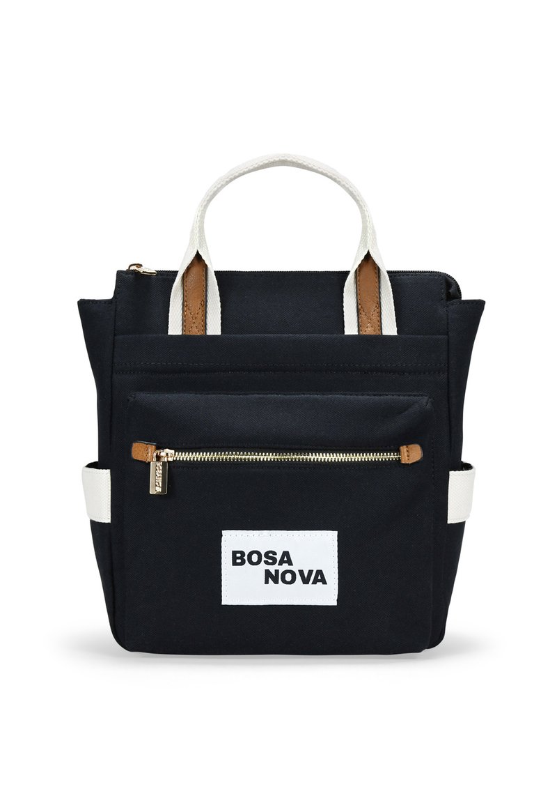 Bolsa de lona negra con asas de tela blanca y acentos marrones. Cuenta con un bolsillo frontal con cremallera y una etiqueta con el logo "BOSA NOVA".