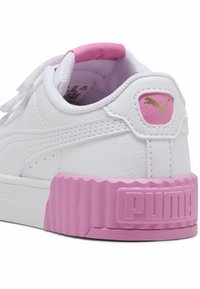 Sneaker bianca in pelle con suola in gomma rosa testurizzata e dettaglio del logo dorato. Presenta una linguetta imbottita e un patch circolare del logo.