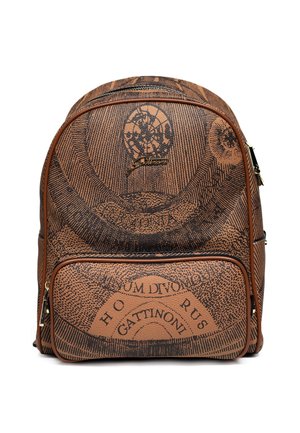 Hnědý kožený batoh s černým detailem starožitné mapy, zlatými zipy a malou přední kapsou s ražbou "Gattinoni" a textem.