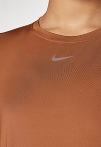 Nike Performance ONE CLASSIC  - Camiseta deportiva - british tan/black
