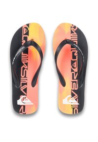 Sorte flip-flops med en tekstureret sål, der har et gradient orange-gul farveskema og trykt branding på stropperne og fodsengen.