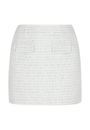 Fehér tweed mini szoknya texturált felülettel, két elülső zsebbel és diszkrét kék varrással kiemelve.