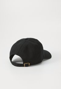 Cappello in cotone nero con visiera curva, cinturino in tessuto regolabile con fibbia in metallo dorato e design strutturato a sei pannelli.