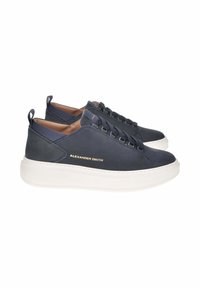 Sneakers in pelle blu navy con suole spesse bianche, lacci blu navy e il marchio dorato "Alexander Smith" sul lato.
