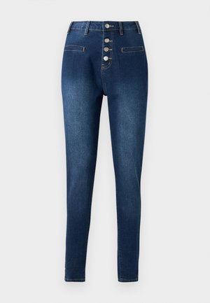 Jeans in denim blu scuro con vita alta, chiusura a cinque bottoni e due tasche anteriori. Texture liscia con lievi sbiadimenti sulle cosce.