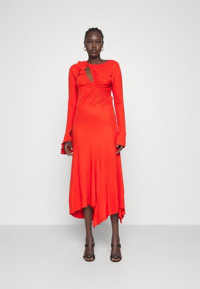 Victoria Beckham ASYMMETRIC SLASH DRESS - Φόρεμα από ζέρσεϊ - crimson