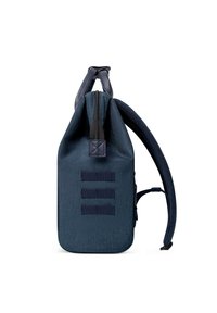 Zaino blu navy con finitura testurizzata, dotato di una cerniera superiore, tre cinghie orizzontali in tessuto e spallacci imbottiti.