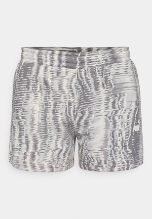 Pantaloni corti grigi e crema con motivo ondulato, vita elastica e piccolo logo Puma bianco sulla parte bassa frontale.