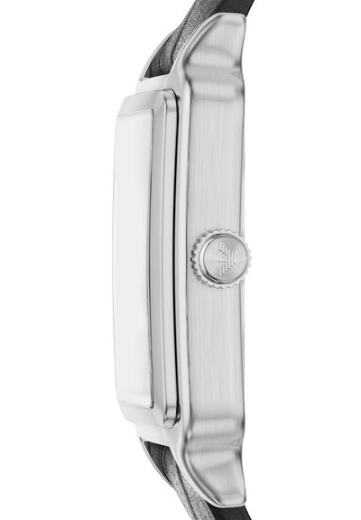 Silberne Metalluhr mit rechteckigem Zifferblatt und strukturiertem silbernem Rahmen. Verfügt über eine strukturierte Krone und ein schwarzes Lederarmband.