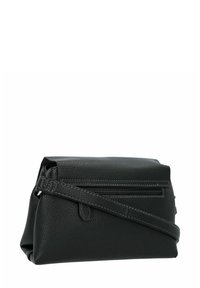 Borsa a tracolla in pelle nera con una texture, di forma trapezoidale, con una tracolla sottile, chiusura a pattina nella parte superiore e una tasca con zip sul retro.