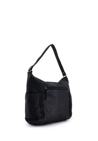 Černá kožená taška přes rameno s pleteným detailem, zakřiveným tvarem, horním zipem a předními a bočními kapsami. Nastavitelný popruh.