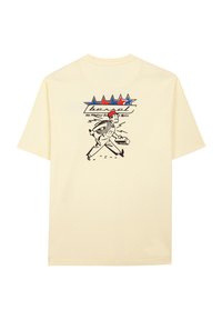 Camiseta de algodón beige con un diseño gráfico que presenta una figura de dibujo animado llevando un maletín, acentuada por estrellas de colores y texto.