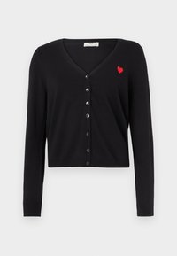 Μαύρο cardigan με V-λαιμόκοψη, μακριά μανίκια και κοντή σχεδίαση. Διαθέτει κόκκινη κεντητή καρδιά και κούμπωμα με μαύρα κουμπιά μπροστά.