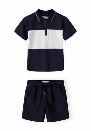 Granatowa i biała krótka koszulka polo z zamkiem błyskawicznym, w zestawie z granatowymi szortami z elastycznym pasem, sznurkiem oraz kieszeniami.