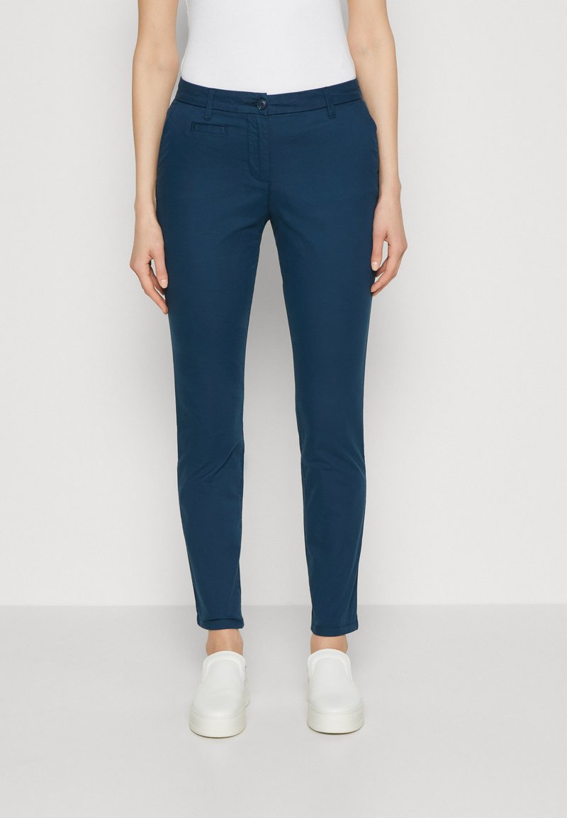 Námořnické modré slim-fit kalhoty s knoflíkovým předním zapínáním, zipem a dvěma předními kapsami. Hladká látka s mírným leskem a čistými liniemi.