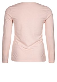 Dlouhý rukáv tričko v světle růžové barvě, vyrobené z měkkého jersey materiálu. Má kulatý výstřih a hladkou texturu bez viditelných vzorů nebo akcentů.