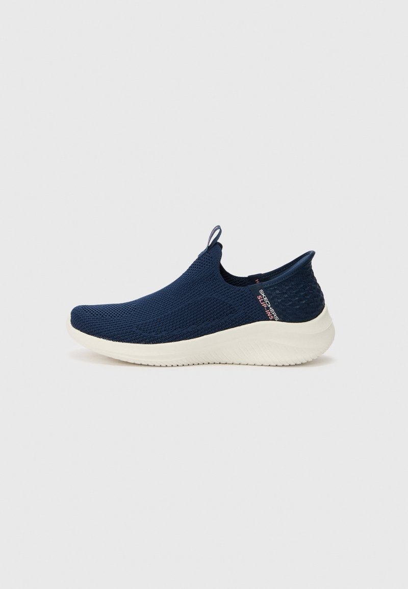 Baskets bleu marine à enfiler avec semelle blanche, tige en maille, languette-pour tirer et marquage Skechers sur le côté près du talon.
