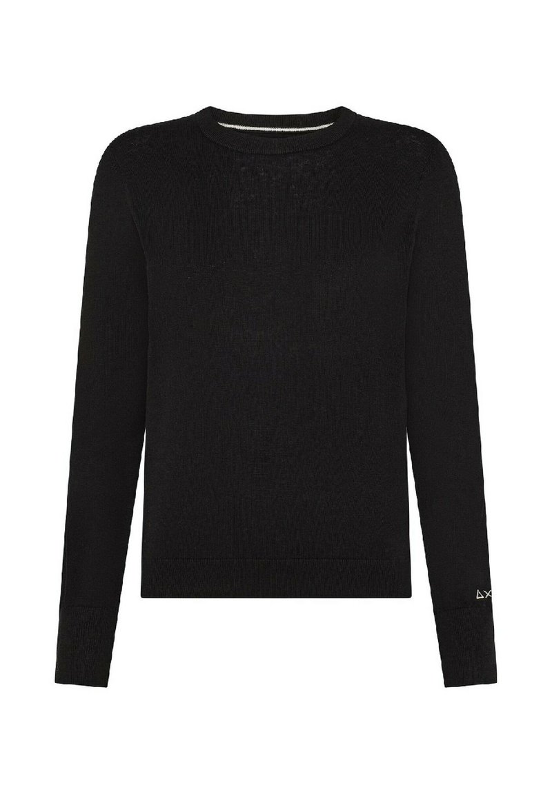 Maglione nero lavorato a maglia con maniche lunghe, scollo rotondo, texture a coste e un sottile dettaglio logo sulla manica sinistra.
