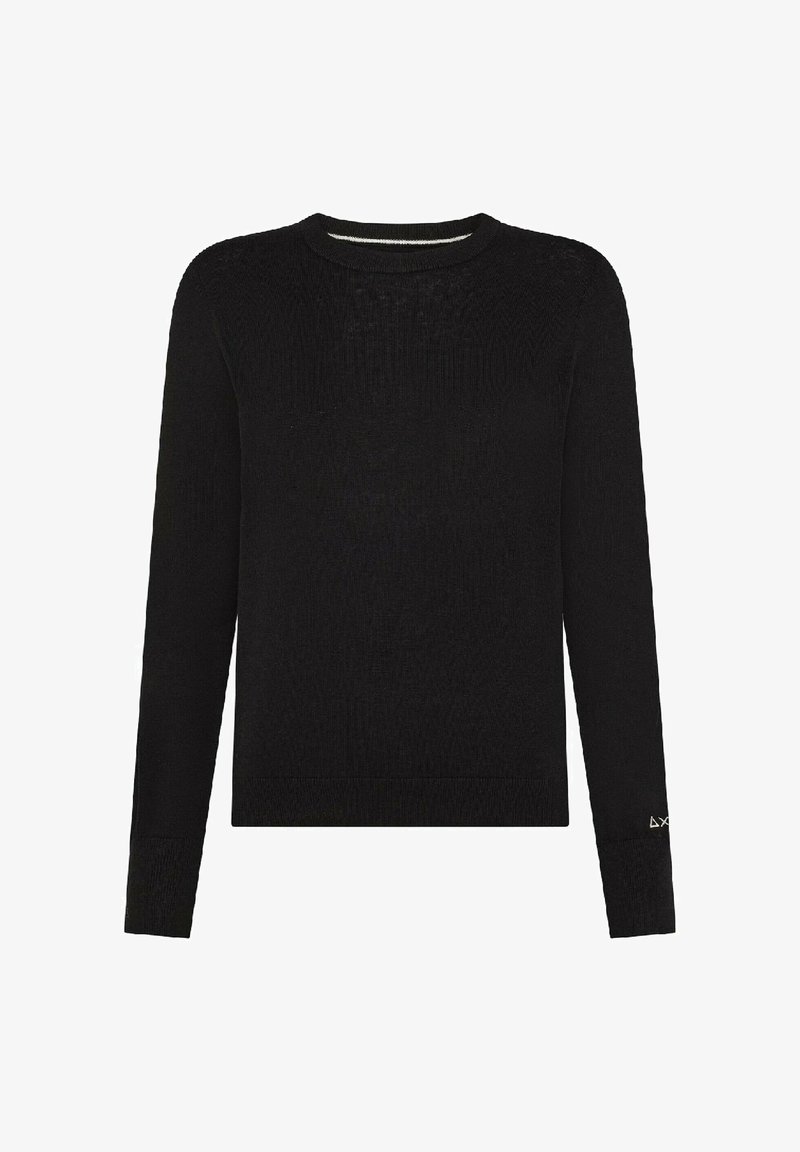 Maglione nero lavorato a maglia con maniche lunghe, scollo rotondo, texture a coste e un sottile dettaglio logo sulla manica sinistra.