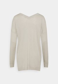 Pull beige à manches longues avec col en V, poignets et bas côtelés, vu de dos sur fond blanc.