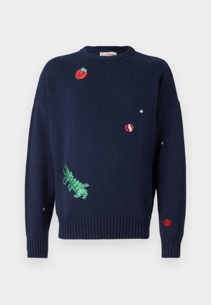 Jersey de punto azul marino con cuello redondo, que presenta coloridos detalles bordados: fresas, lunares y un diseño de hoja verde.
