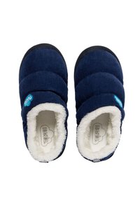 Pantuflas de color azul marino con textura acolchada, forro blanco esponjoso y suelas de goma negra. Presentan un logo azul en la parte superior.