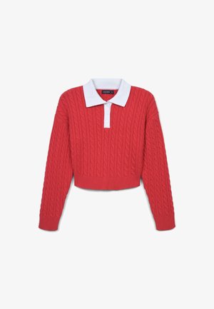 Roter, kabelstrickbesetzter, kürzer geschnittener Pullover mit einem weißen Polo-Kragen und geripptem Saum. Lange Ärmel weisen ein strukturiertes Muster über das Kleidungsstück auf.