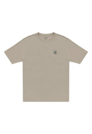 T-shirt in cotone beige con maniche corte, scollatura rotonda e una piccola etichetta grigia sul lato sinistro del petto. Texture liscia e design semplice.