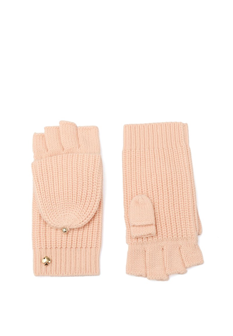 Guantes sin dedos de suave punto rosa con textura acanalada. El guante izquierdo presenta una solapa con doblez y un botón decorativo; el derecho tiene una tapa para el pulgar.