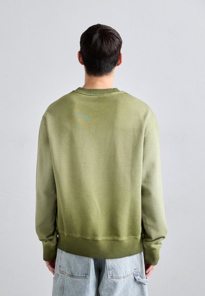 Felpa verde oliva con scollo a girocollo, polsini e orlo ribattuti, caratterizzata da una texture di tessuto morbida e una vestibilità comoda.