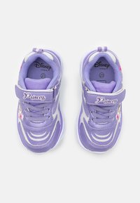 Violetiniai sportiniai batai su tinklo viršumi, atspindinčiomis sidabro detalėmis, rožinėmis detalėmis ir reguliuojamu Velcro dirželiu. Viduje yra „Disney“ logotipas.