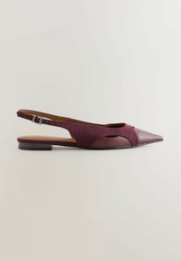 Burgundi sametists otsaga terava ninaga slingback kingad, millel on lõigatud disain ja reguleeritav pandlastrapp, madala lame kontsaga.