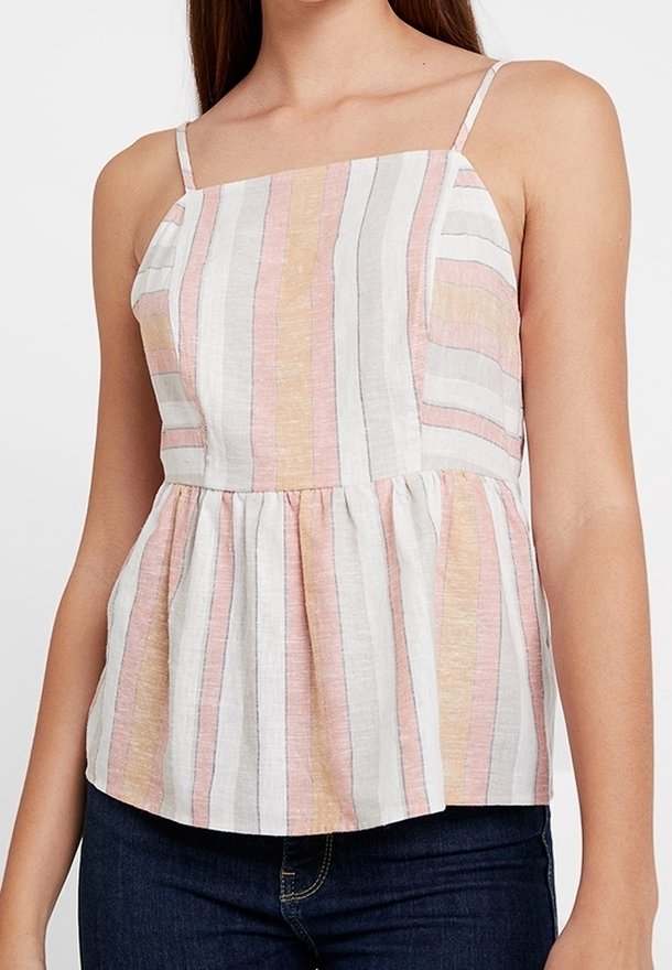 Peplum-toppi, jossa on vaaleanpunaisia, valkoisia ja keltaisia pystyraitoja. Se on valmistettu kevyestä kankaasta ja siinä on ohuet spagettiolkaimet sekä levenevä helma.