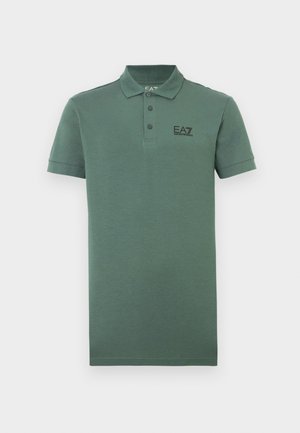 Zaļš kokvilnas polo krekls ar klasisku apkakli, trīs pogām, īsām piedurknēm un melnu EA7 logotipu uz krūtīm.