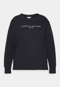 Felpa nera con collo a giro, maniche lunghe e un logo frontale bianco con accenti rossi e blu. Spacchi laterali all'orlo aggiungono un tocco di dettaglio.