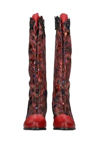 Botas rojas hasta la rodilla, con cordones y un patrón floral multicolor, puntera de cuero rojo contrastante, ojetes metálicos y un diseño angular en la parte superior.