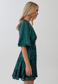 TUSSAH ISSY MINI - Kokteilikleit/peokleit - emerald sequin