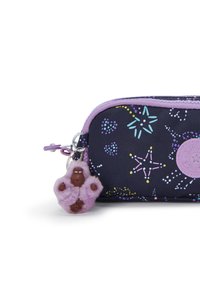 Portfel zapinany na zamek wykonany z ciemnego materiału, ozdobiony kolorowymi wzorami w kształcie gwiazd i serc. Zawiera fluffy charms małpki w kolorze purpurowym przymocowany do zamka.