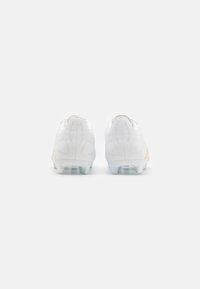 adidas Performance PREDATOR CLUB FXG - Kõva pinnase jalgpallisaapad - footwear white/gold metallic