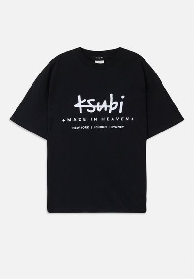Μαύρο βαμβακερό t-shirt με άνετη εφαρμογή. Διαθέτει λευκό γραφικό κείμενο "ksubi" και "MADE IN HEAVEN" με τα ονόματα πόλεων από κάτω. Κλασικός σχεδιασμός με στρογγυλή λαιμόκοψη.