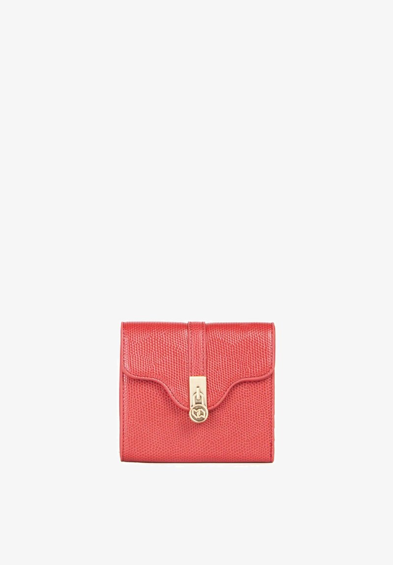 Cartera de cuero texturizado rojo con solapa curva, cierre de hardware dorado y un sutil patrón embosado en la superficie.