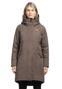 Rjav, dolg, izoliran parka s kapuco, z zadrgo spredaj in stranskimi žepi. Ima majhen logotip na prsih; gladka tekstura.