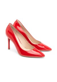 Czerwone lakierowane szpilki z wąskim noskiem i smukłym obcasem w kształcie stiletto, charakteryzujące się gładką powierzchnią i minimalnym wykończeniem wewnętrznym.
