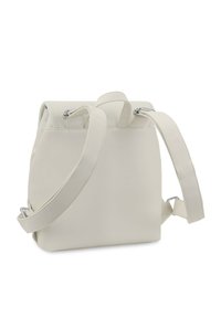 Beige Rucksack aus glattem, synthetischem Material. Verfügt über verstellbare Träger und ein minimalistisches Design mit silbernem Zubehör.