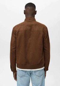 Chaqueta de ante marrón con cuello, dobladillo acanalado y puños abotonados. La vista trasera muestra una textura suave y un diseño minimalista sin adornos.