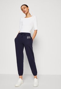 GAP HERITAGE JOGGER - Pantaloni sportivi - navy uniform
