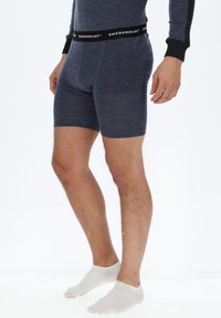 Boxer blu navy con cintura nera che presenta la scritta "SWEDEMOUNT". Realizzati in tessuto morbido, design aderente e lunghezza fino a metà coscia.