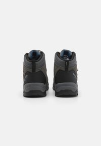 Schwarze und graue Wanderschuhe mit einem strukturierten Obermaterial aus Stoff, gepolstertem Kragen und Gummisohle mit Grip-Muster. Zwei Zuglaschen auf der Rückseite.